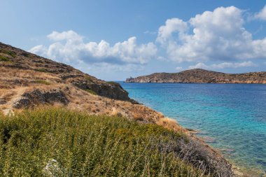 Rocky, Ege kıyıları, Ios Adası 'nın batı yakasında. Tepeler var. Yunanistan.