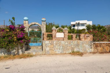 Chora, Ios Adası, Yunanistan - 22 Eylül 2020: Ios Adası 'ndaki popüler tatil beldesindeki beyaz villaların manzarası.