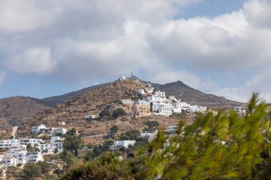 Chora, Ios Adası, Yunanistan 22 Eylül 2020: tepeden Chora 'daki geleneksel, beyaz, eski binaların manzarası. Güzel bir yaz günü.