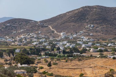 Chora manzarası ve Ege Denizi 'ndeki liman, dağ çevresi. Ios Adası, Yunanistan.