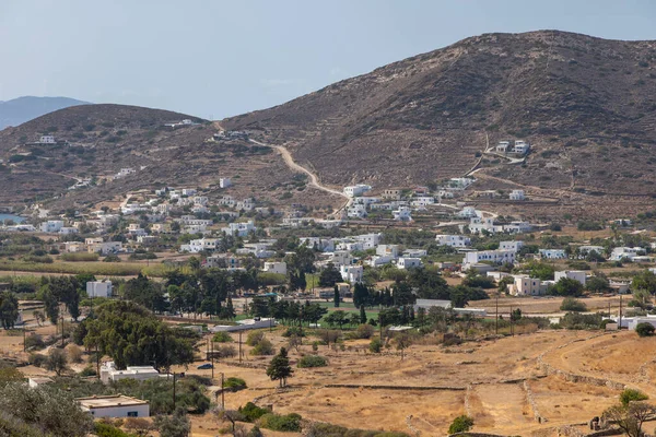 Chora manzarası ve Ege Denizi 'ndeki liman, dağ çevresi. Ios Adası, Yunanistan.