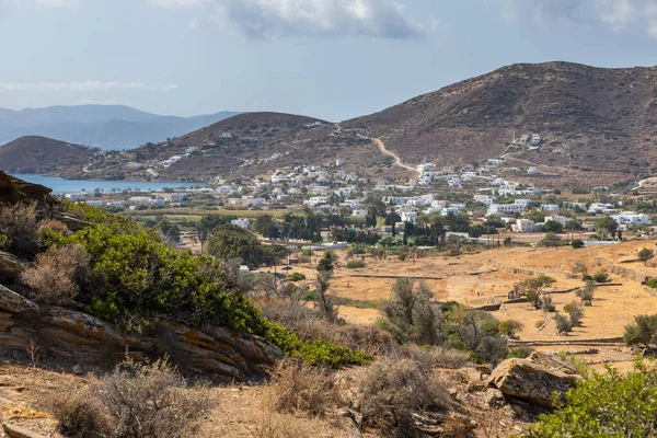 Chora manzarası ve Ege Denizi 'ndeki liman, dağ çevresi. Ios Adası, Yunanistan.