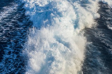 Ege Denizi yüzeyinde, hız gemisinin arkasında güzel bir demiryolu manzarası. Hisse. Büyük bir gemi tarafından yapılan denizde uyanmak. Ios Adası, Yunanistan.
