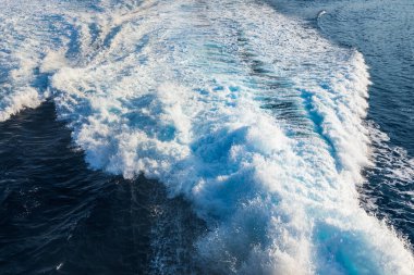 Ege Denizi yüzeyinde, hız gemisinin arkasında güzel bir demiryolu manzarası. Hisse. Büyük bir gemi tarafından yapılan denizde uyanmak. Ios Adası, Yunanistan.