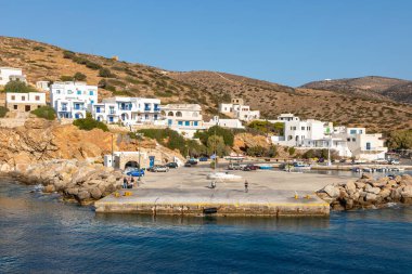 Sikonos, Yunanistan - 23 Eylül 2020 Sikinos Adası Limanı. İnsanlar feribotu bekliyor. Tepelerdeki geleneksel beyaz bina.