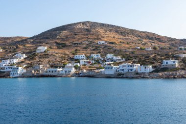 Sikonos, Yunanistan - 23 Eylül 2020 Sikinos Adası Limanı. İnsanlar feribotu bekliyor. Tepelerdeki geleneksel beyaz bina.