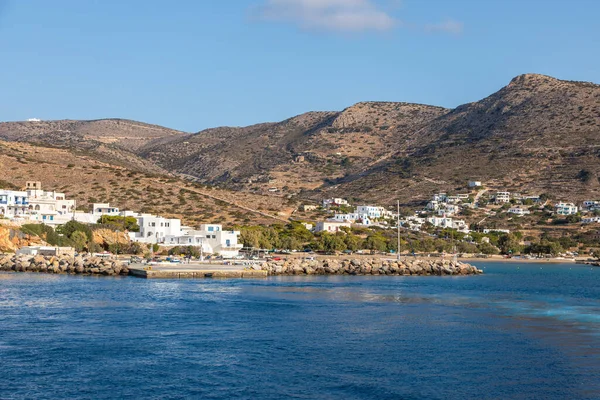 Sikonos, Yunanistan - 23 Eylül 2020 Sikinos Adası Limanı. İnsanlar feribotu bekliyor. Tepelerdeki geleneksel beyaz bina.