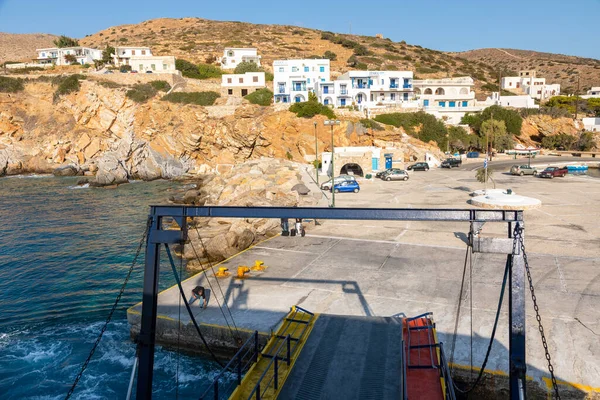 Île Sikinos Grèce Septembre 2020 Ferry Entre Dans Port Île — Photo