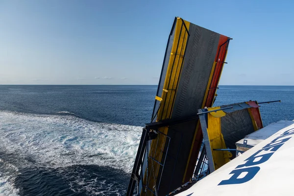 ギリシャのシキノス島2020年9月23日 フェリーはシキノス島の港に入り ハッチを開ける — ストック写真
