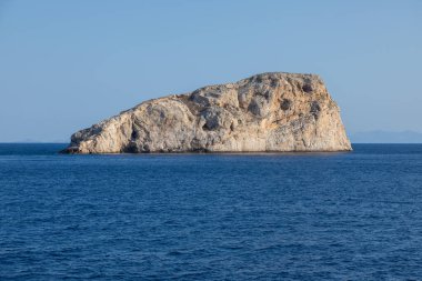 Ege 'deki Rock Adası. Cyclades Archipelago, Yunanistan.