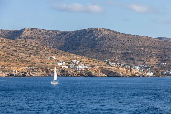 希腊锡金诺斯岛 2020年9月23日 在Cyclades群岛锡金诺斯岛海岸外航行的游艇 — 图库照片