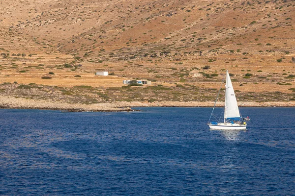 Sikinos Island Greece Setembro 2020 Iate Que Navega Largo Costa — Fotografia de Stock