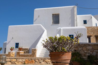 Folegandros Adası 'ndaki popüler tatil beldesindeki beyaz villaların manzarası. Cyclades Takımadaları, Yunanistan.