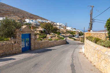 Folegandros Adası, Yunanistan - 23 Eylül 2020: Chora 'da dar bir ara sokak, eski kasaba. Karakteristik Yunan binaları, park halindeki araçlar.