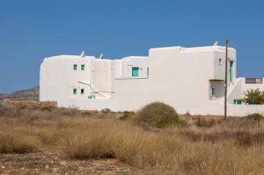 Folegandros Adası 'ndaki popüler tatil beldesindeki beyaz villaların manzarası. Cyclades Takımadaları, Yunanistan.