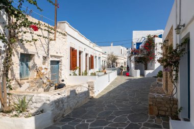 Folegandros Adası, Yunanistan - 23 Eylül 2020: Chora 'da dar bir ara sokak, eski kasaba. Karakteristik Yunan binaları.