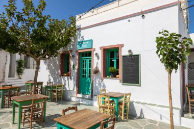 Folegandros Adası, Chora, Yunanistan - 23 Eylül 2020: Yerel restoranları olan ana meydanın manzarası. Misafirler için dışarıda masalar.