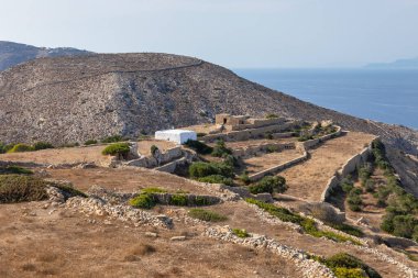 Yunanistan 'ın Folegandros Adası' ndaki yüksek yamaçtaki Agios Savvas Kilisesi manzarası.