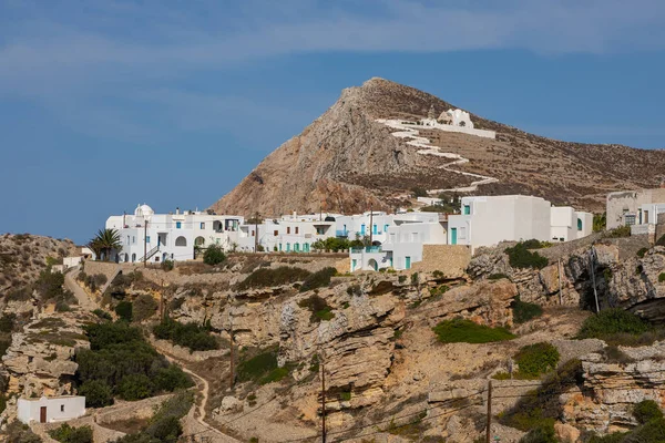 Yunanistan 'ın Folegandros adasındaki Chora köyünün üzerindeki Panaghia' lı Bakire Meryem Kilisesi 'nin manzarası.