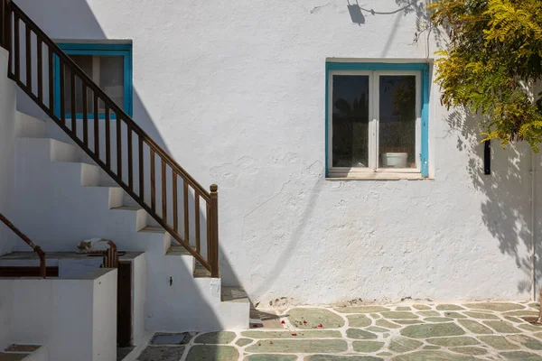 Vista Villa Blanca Con Una Escalera Exterior Centro Chora Típica —  Fotos de Stock