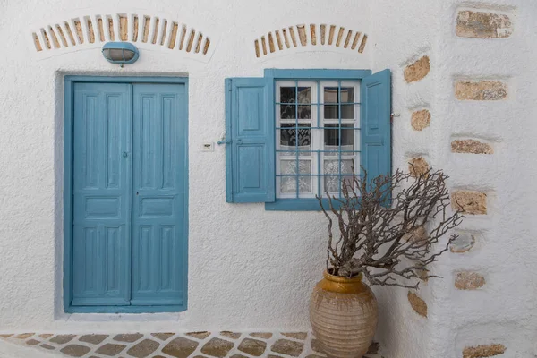 Vista Villa Blanca Con Puerta Azul Persianas Típica Arquitectura Griega —  Fotos de Stock