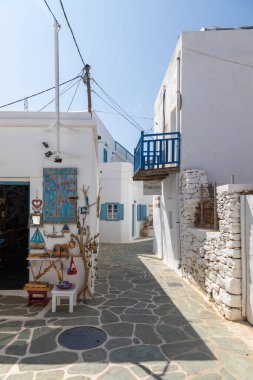 Chora, Folegandros Adası, Yunanistan - 23 Eylül 2020: Chora 'nın merkezinde geleneksel Yunan mimarisi. Mavi kepenkli ve kapısı olan beyaz bina..