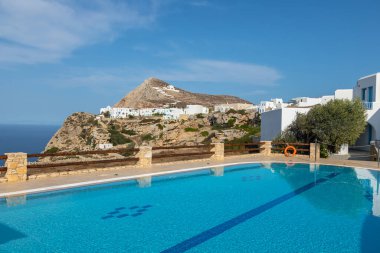 Havuz manzarası ve beyaz villalar. Arka plandaki Bakire Meryem Kilisesi, Folegandros Adası, Yunanistan.