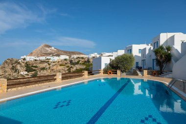 Havuz manzarası ve beyaz villalar. Arka plandaki Bakire Meryem Kilisesi, Folegandros Adası, Yunanistan.