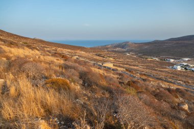 Günbatımında Folegandros adasının kıyı şeridi, Cyclades Archipelago, Yunanistan.