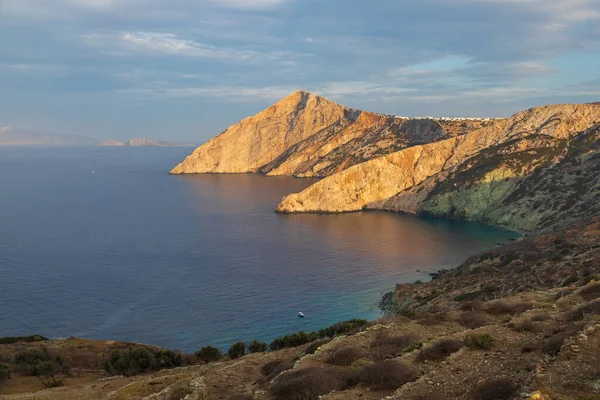 Widok Wysokie Klify Wyspy Folegandros Zachodzie Słońca Archipelag Cykladów Grecja — Zdjęcie stockowe