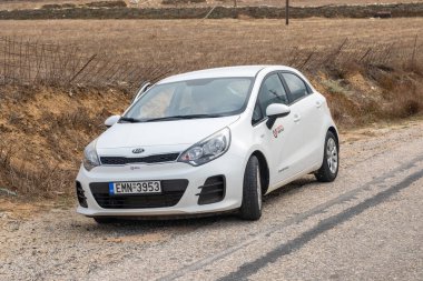 Folegandros Adası, Yunanistan - 24 Eylül 2020: Beyaz arabalar, Kia Rio yolda park halinde.