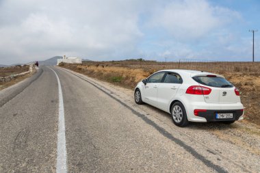 Folegandros Adası, Yunanistan - 24 Eylül 2020: Beyaz arabalar, Kia Rio yolda park halinde.