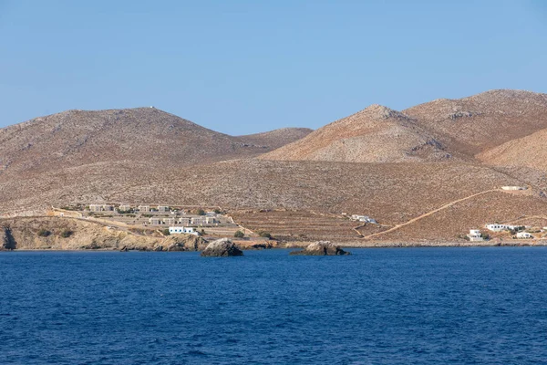 Άποψη Των Λευκών Παραδοσιακών Ελληνικών Κτιρίων Λιμάνι Στο Νησί Της — Φωτογραφία Αρχείου