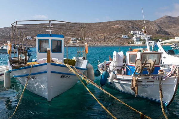 フォレガンドロス島 ギリシャ 9月2020 カーターやモーターボートはフォレガンドロス島のカラヴォスタシ マリーナに係留されました 背景に白い別荘 — ストック写真