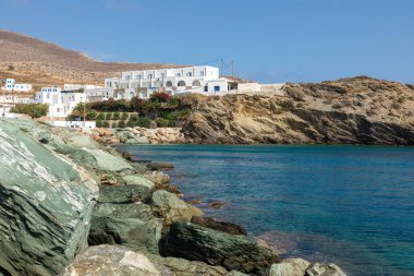 Folegandros Adası, Yunanistan - 24 Eylül 2020: Folegandros adasındaki küçük liman kasabasının manzarası. Adanın tepesindeki beyaz villalar. Cyclades Takımadaları, Yunanistan.