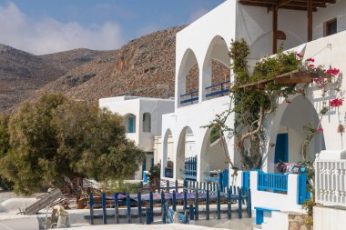 Folegandros Adası, Yunanistan - 24 Eylül 2020: Merkezdeki küçük liman kasabasındaki karakteristik Yunan binaları.