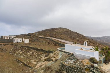 Yunanistan 'ın Folegandros adasındaki küçük ortodoks Yunan kilisesi Chrysopigi manzarası.