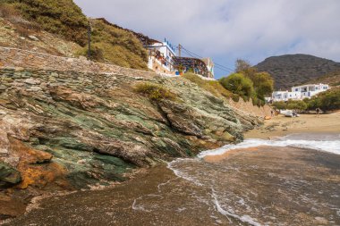 Folegandros Adası, Yunanistan - 24 Eylül 2020: Sahil manzarası ve Folegandros adasının Agkali plajı. Yokuş aşağı beyaz villalar.