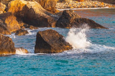 Sahil manzarası ve günbatımında Folegandros adasının Agkali plajı. Ege Denizi, Kiklad Takımadası, Yunanistan.