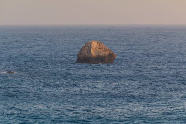 Sahil manzarası ve günbatımında Folegandros adasının Agkali plajı. Ege Denizi, Kiklad Takımadası, Yunanistan.