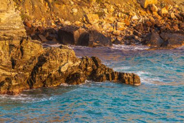 Sahil manzarası ve günbatımında Folegandros adasının Agkali plajı. Ege Denizi, Kiklad Takımadası, Yunanistan.
