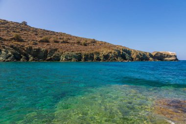 Sahil manzarası ve Folegandros adasının Agios Georgios plajı. Ege Denizi, Kiklad Takımadası, Yunanistan.