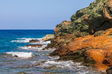 Sahil manzarası ve Folegandros adasının Agios Georgios plajı. Ege Denizi, Kiklad Takımadası, Yunanistan.