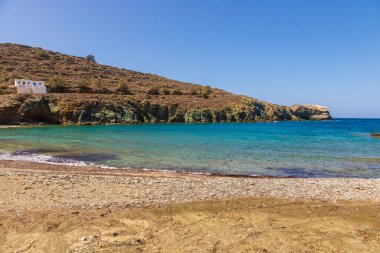 Sahil manzarası ve Folegandros adasının Agios Georgios plajı. Ege Denizi, Kiklad Takımadası, Yunanistan.