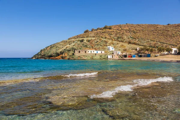 海岸とFolegandros島のAgios Georgiosビーチの眺め 坂の上の小さな建物 エーゲ海 キクラデス諸島 ギリシャ — ストック写真