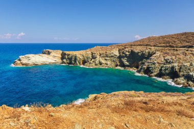 Yazın güneşli bir günde Folegandros adasının manzarası. Ege Denizi, Kiklad Takımadası, Yunanistan.