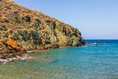 Yazın güneşli bir günde Folegandros adasının manzarası. Ege Denizi, Kiklad Takımadası, Yunanistan.
