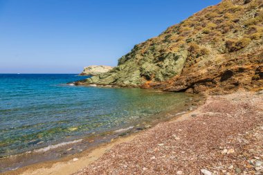 Yazın güneşli bir günde Folegandros adasının manzarası. Ege Denizi, Kiklad Takımadası, Yunanistan.