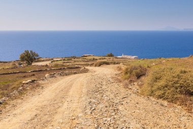 Folegandros adasının yamaçlarındaki beyaz villaların manzarası. Tepeler var. Cyclades Takımadaları, Yunanistan.