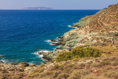 Yazın güneşli bir günde Folegandros adasının manzarası. Ege Denizi, Kiklad Takımadası, Yunanistan.